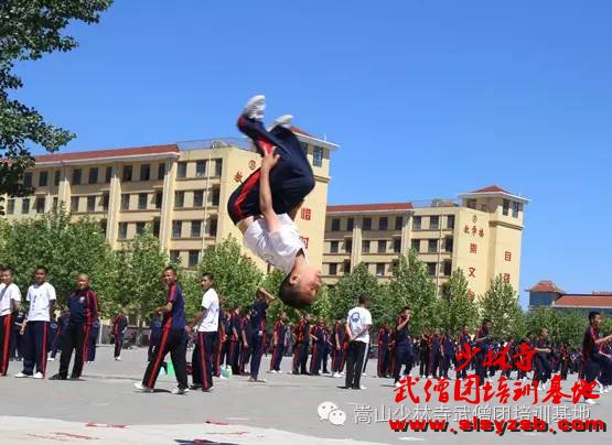 少林武术学校学员练习空翻 少林武术学校学员练习空翻