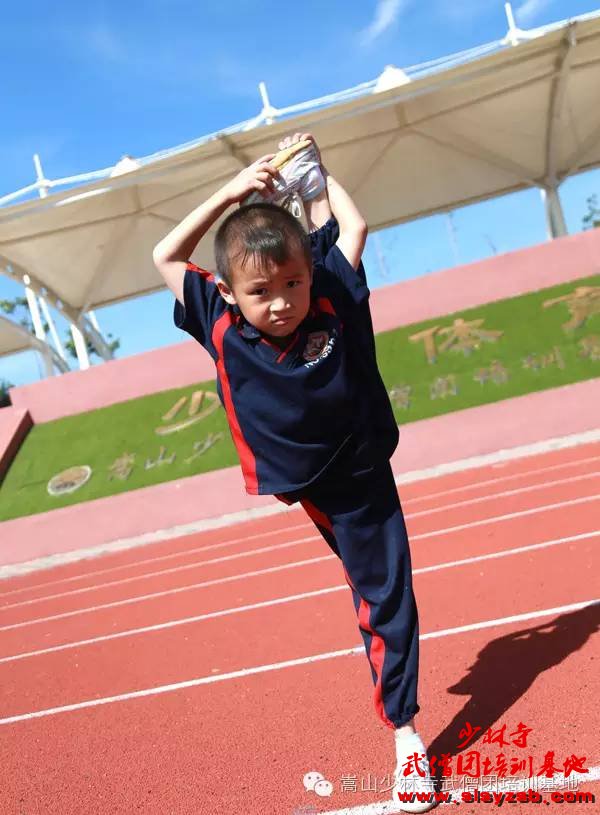 少林武术学校小学员朝天蹬 少林武术学校小学员朝天蹬