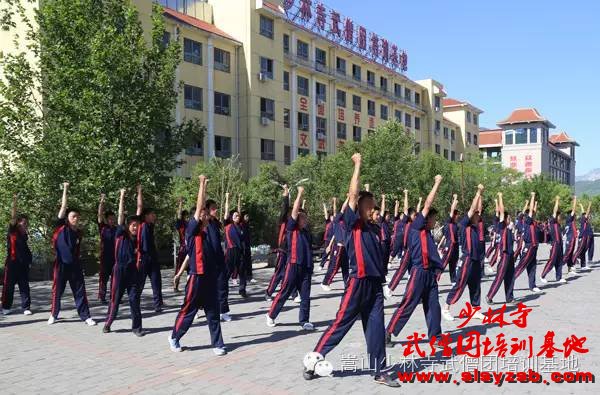 少林武术学校学员正在练少林功夫 少林武术学校学员正在练少林功夫