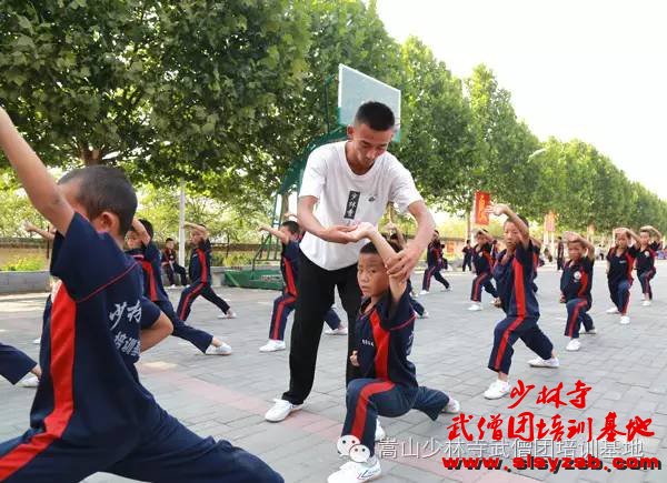 少林武术学校教练为学员纠正武术姿势 少林武术学校教练为学员纠正武术姿势