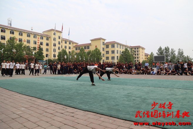 少林武术学校学员正在进行空翻