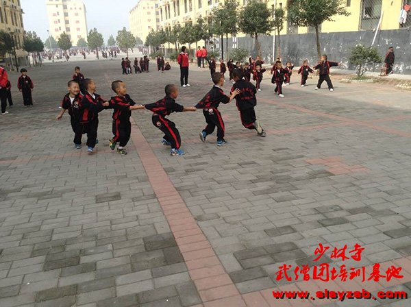 少林武术学校学员在一起做游戏 少林武术学校学员在一起做游戏