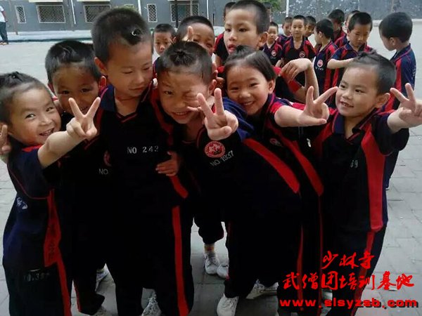 少林武术学校学员在一起合影 少林武术学校学员在一起合影
