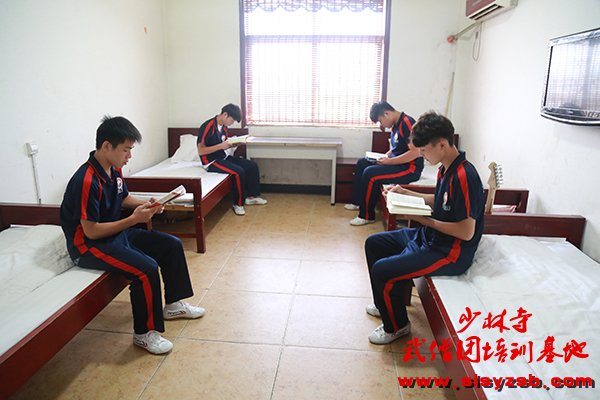 少林武术学校学员在宿舍读书 少林武术学校学员在宿舍读书