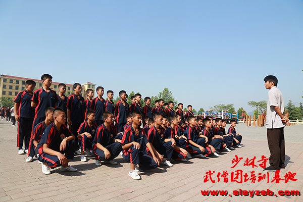 少林武术学校教练为学员讲解学习内容 少林武术学校教练为学员讲解学习内容
