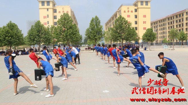 少林武术学校学员正在练习散打