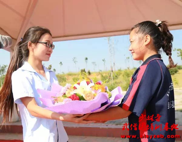少林武术学校学员给老师献花 少林武术学校学员给老师献花