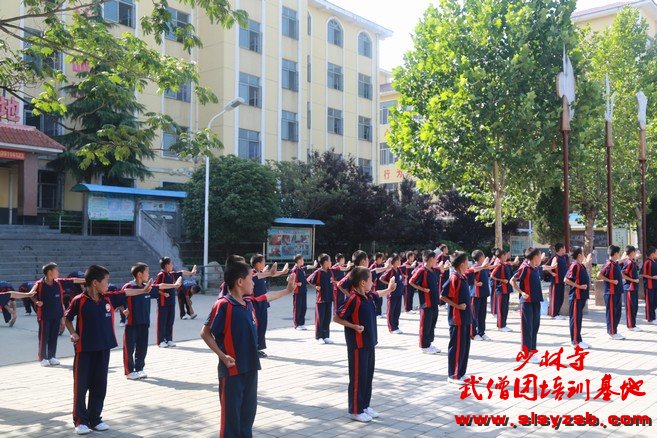 少林武校学员在练武场练武