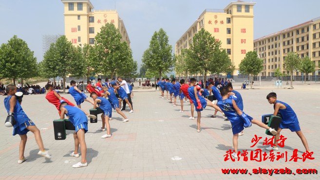 少林武术学校学员正在练习散打 少林武术学校学员正在练习散打