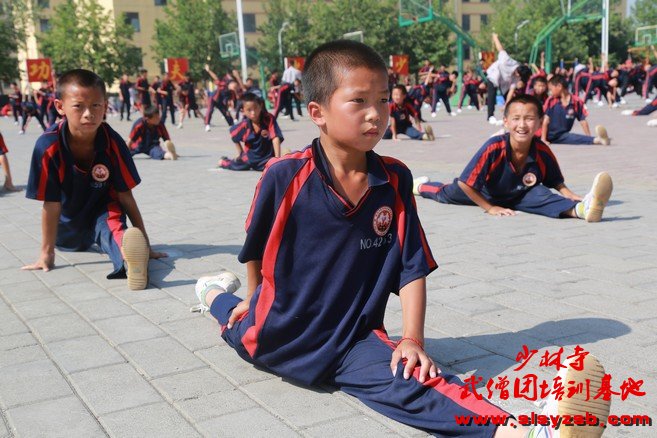 少林武术学校学员练习劈叉 少林武术学校学员练习劈叉