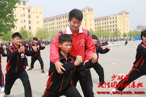 少林武术学校教练纠正学员错误动作 少林武术学校教练纠正学员错误动作
