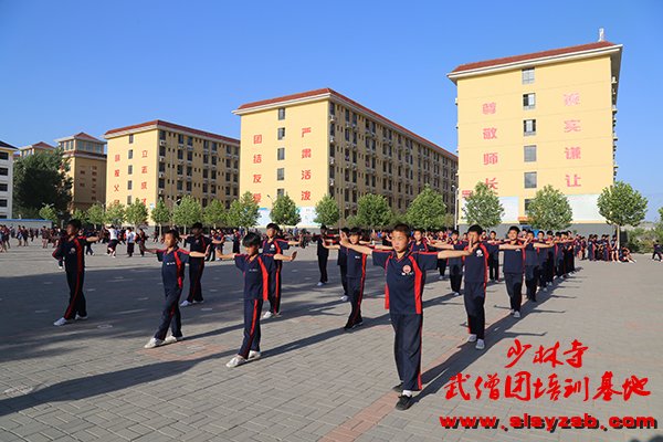 少林武术学校学员在练武场练武 少林武术学校学员在练武场练武