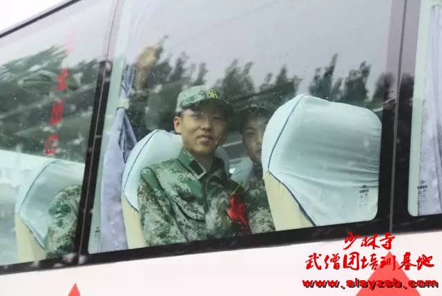 少林武术学校入伍学员在汽车上 少林武术学校入伍学员在汽车上