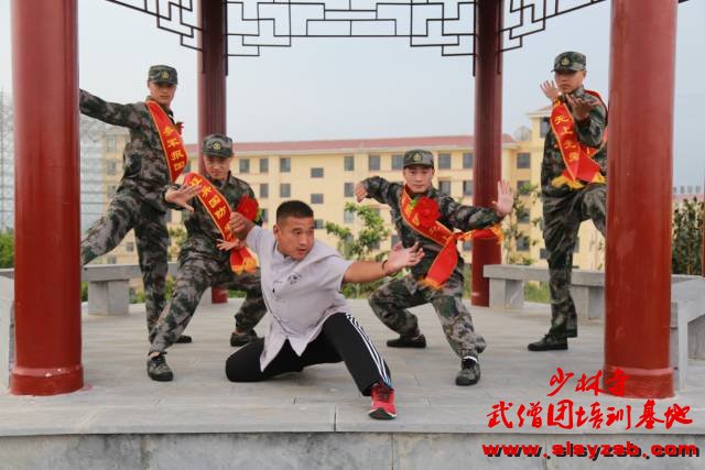 少林武术学校入伍学员与教练合影 少林武术学校入伍学员与教练合影