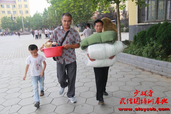 父亲带孩子到少林武术学校练武 父亲带孩子到少林武术学校练武