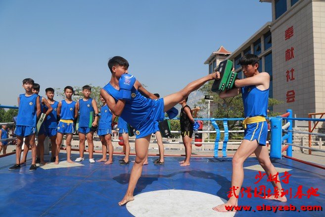 少林武术学校学员正在练习散打