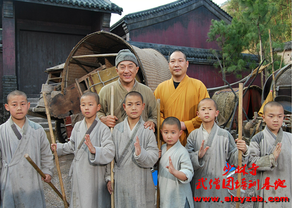 少林武术学校学员与成龙大哥同台演出合影