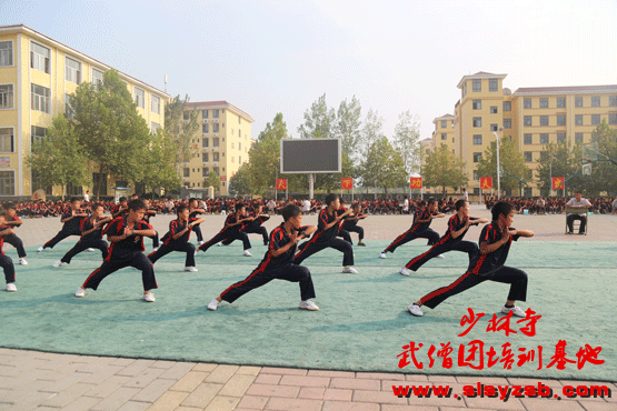 少林文武学校学员在练武场练武 少林文武学校学员在练武场练武