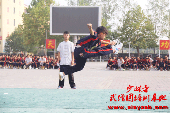 少林文武学校教练对学员练武情况进行考核 少林文武学校教练对学员练武情况进行考核
