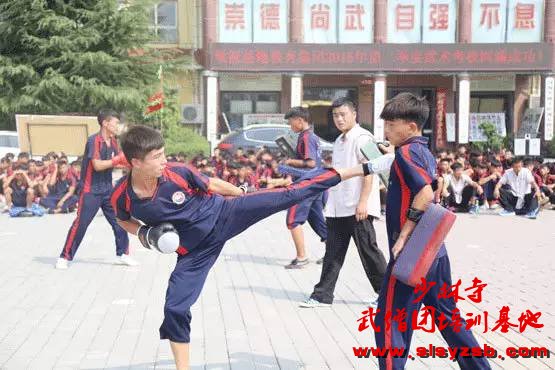 少林文武学校学员正在进行武术考核 少林文武学校学员正在进行武术考核