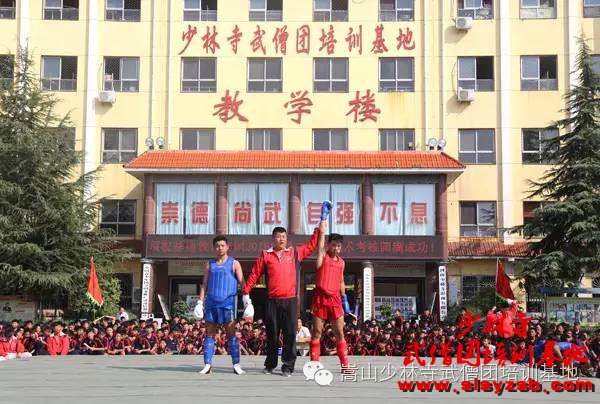 少林文武学校裁判员宣布散打比赛红方获胜