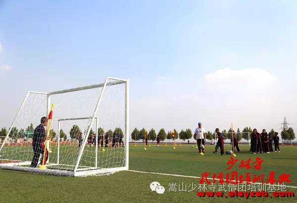 少林武术学校学员进行足球训练