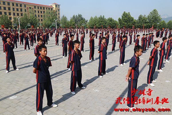 少林武校学员在练武场准备练武