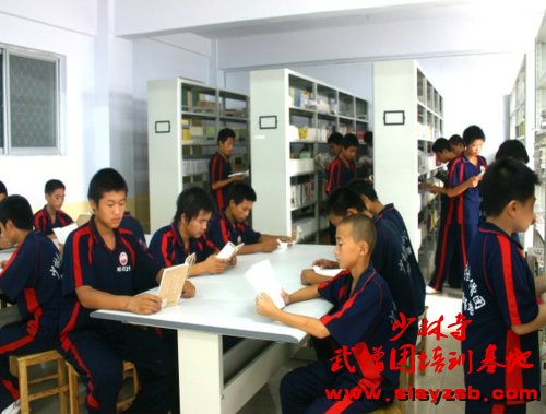 嵩山少林文武学校图书馆一角