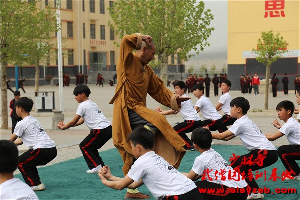 嵩山少林武术学校学生跟随少林延鲁武术学校创始人学习正宗少林功夫