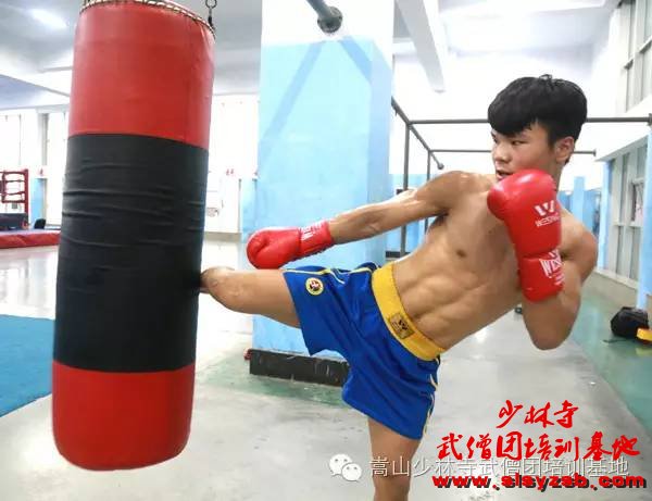 武术学校学子在练习散打技巧 武术学校学子在练习散打技巧
