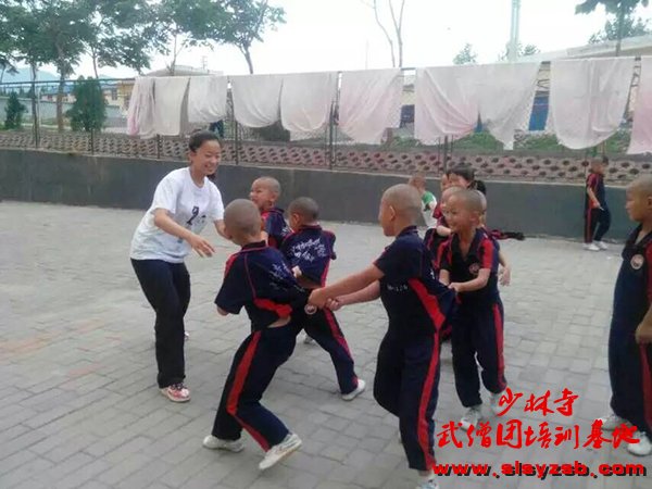 在武术学校的校园里学生与教练在一起嬉戏 在武术学校的校园里学生与教练在一起嬉戏