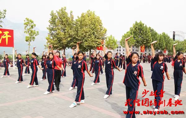 嵩山少林武术学校女子系学生练习少林套路