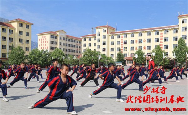 嵩山少林武术学校学生专业基本功练习 嵩山少林武术学校学生专业基本功练习
