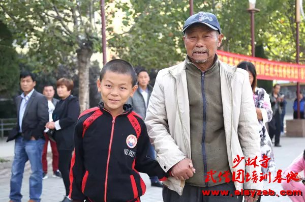 幸福是紧紧牵着爷爷的手 幸福是紧紧牵着爷爷的手