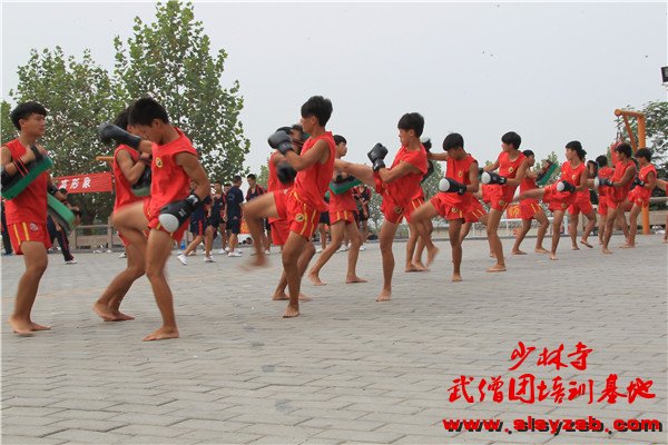 河南少林武校学生在学校练习散打技能