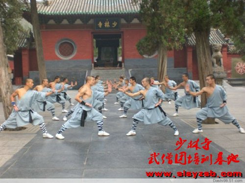 嵩山少林武术学校学生在少林山门前练习正宗少林功夫 嵩山少林武术学校学生在少林山门前练习正宗少林功夫