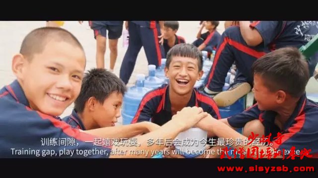 训练间隙,一起嬉戏玩耍,多年后会成为今生最珍贵的经历。
