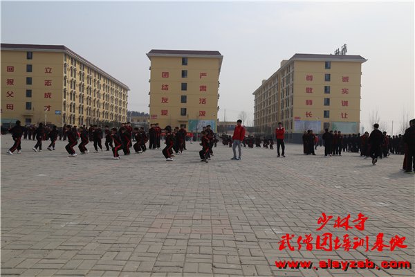 少林武术学校学生在宽大的练功场上习武