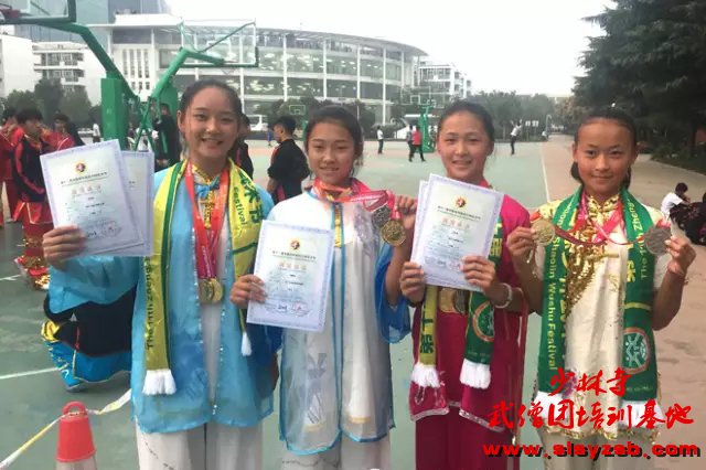 少林武校获得奖牌的女子系学生 少林武校获得奖牌的女子系学生