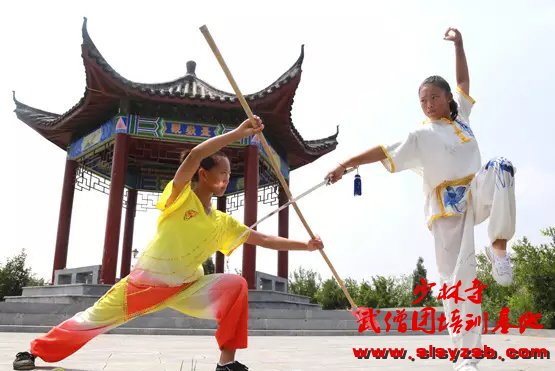 嵩山少林武校练习少林棍法与剑法的学生 嵩山少林武校练习少林棍法与剑法的学生