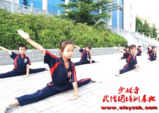 嵩山少林武校的一字马 嵩山少林武校的一字马