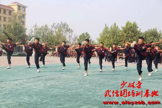 嵩山少林武校学生正踢腿 嵩山少林武校学生正踢腿