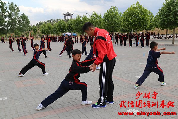 嵩山少林武术学校学生学习正宗少林功夫 嵩山少林武术学校学生学习正宗少林功夫