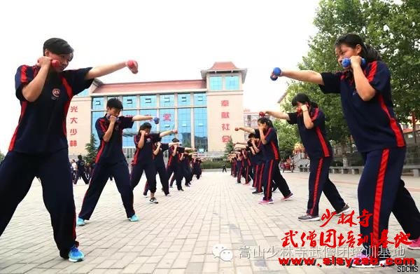 少林武校把武术的重心教授给学员 少林武校把武术的重心教授给学员