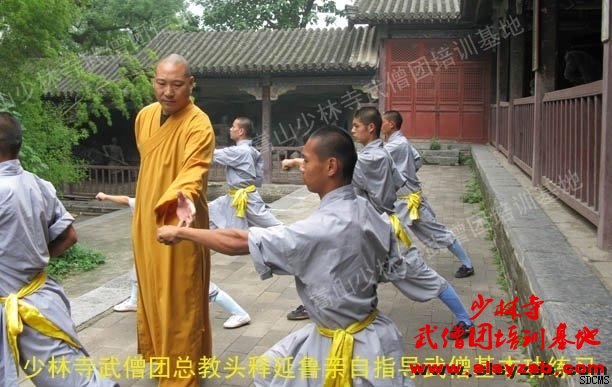 少林武校把武术的重心教授给学员 少林武校把武术的重心教授给学员