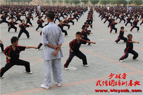 嵩山少林武校学生在严师的指导下练习 嵩山少林武校学生在严师的指导下练习