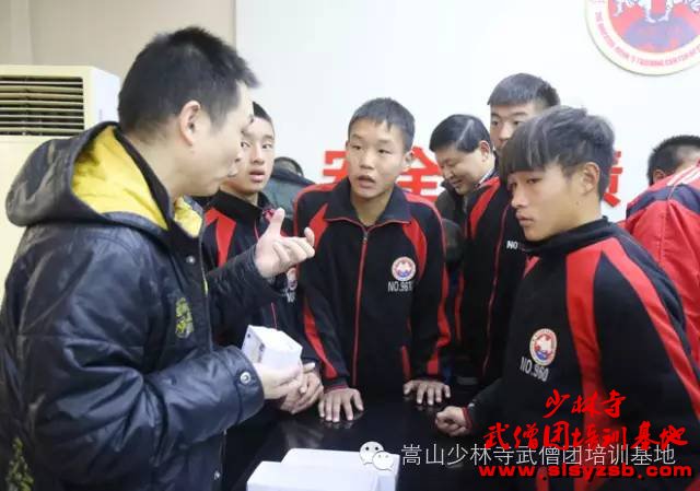 学生在领卡现场咨询用卡情况 学生在领卡现场咨询用卡情况