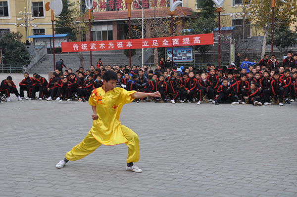 图：少林武校学员演练少林拳法