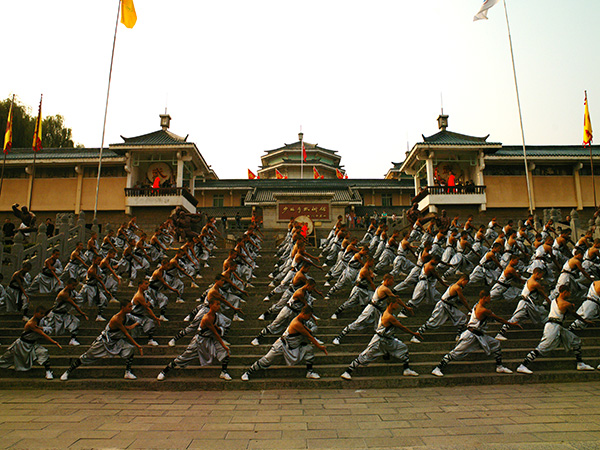 图：少林武校学员在少林武术馆前集体练武
