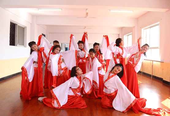 学校女学员集体练习演出舞蹈